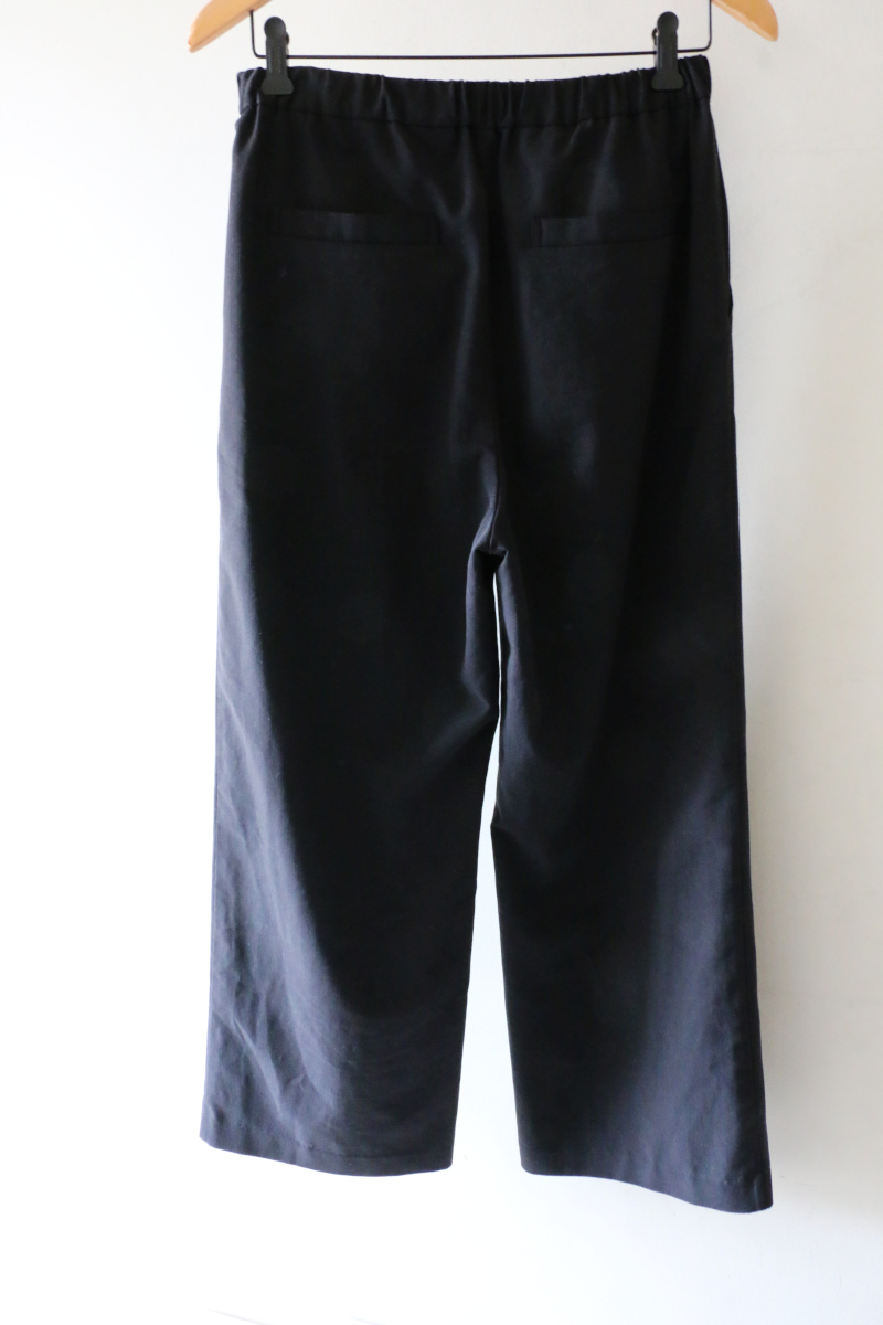 レリュームパンツ後ろ