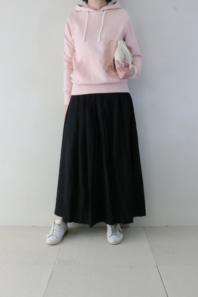 チャンピオンフーディ×ロングスカートコーデ