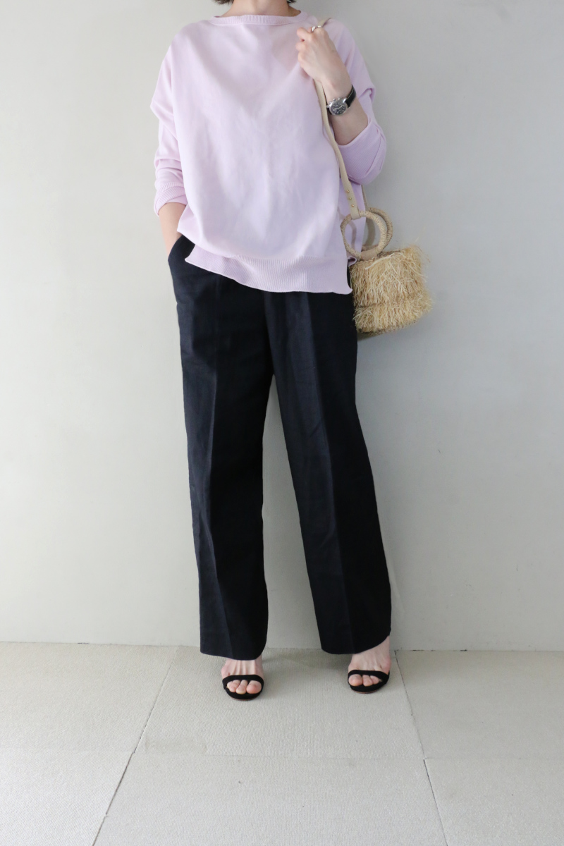 春カラーニット×ネイビーパンツコーデ