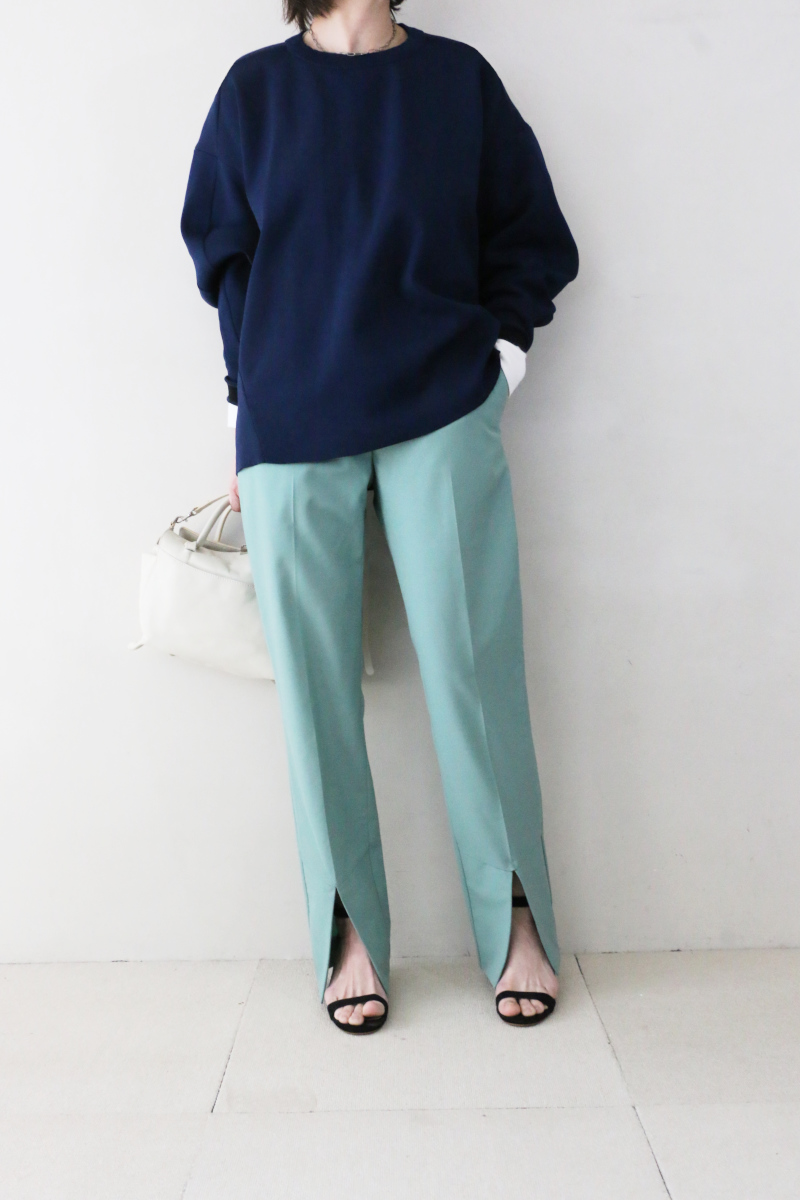 クルーネックオーバーニット×カラーパンツコーデアイキャッチ