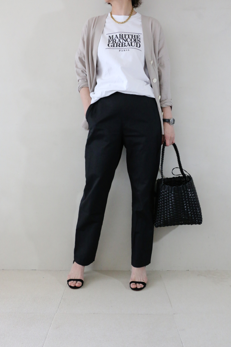 モノトーンTシャツコーデ×Vカーディガン