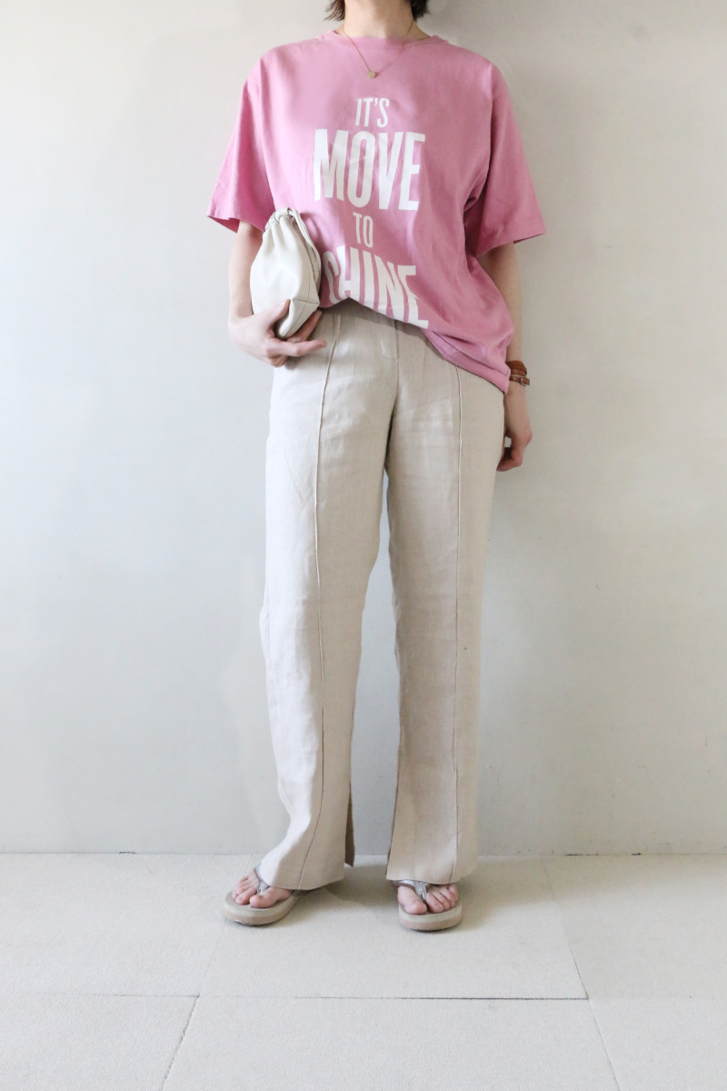 PINKプリントTシャツ×パンツコーデ