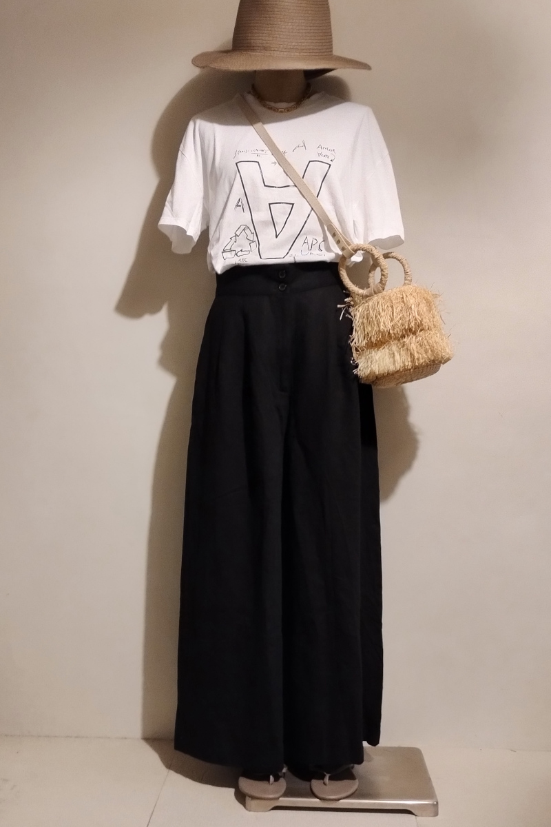 A.P.CプリントTシャツ×ロングキュロットコーデ前2
